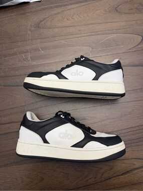 ALO Yoga Men's Black and White Low-Top Sneakers